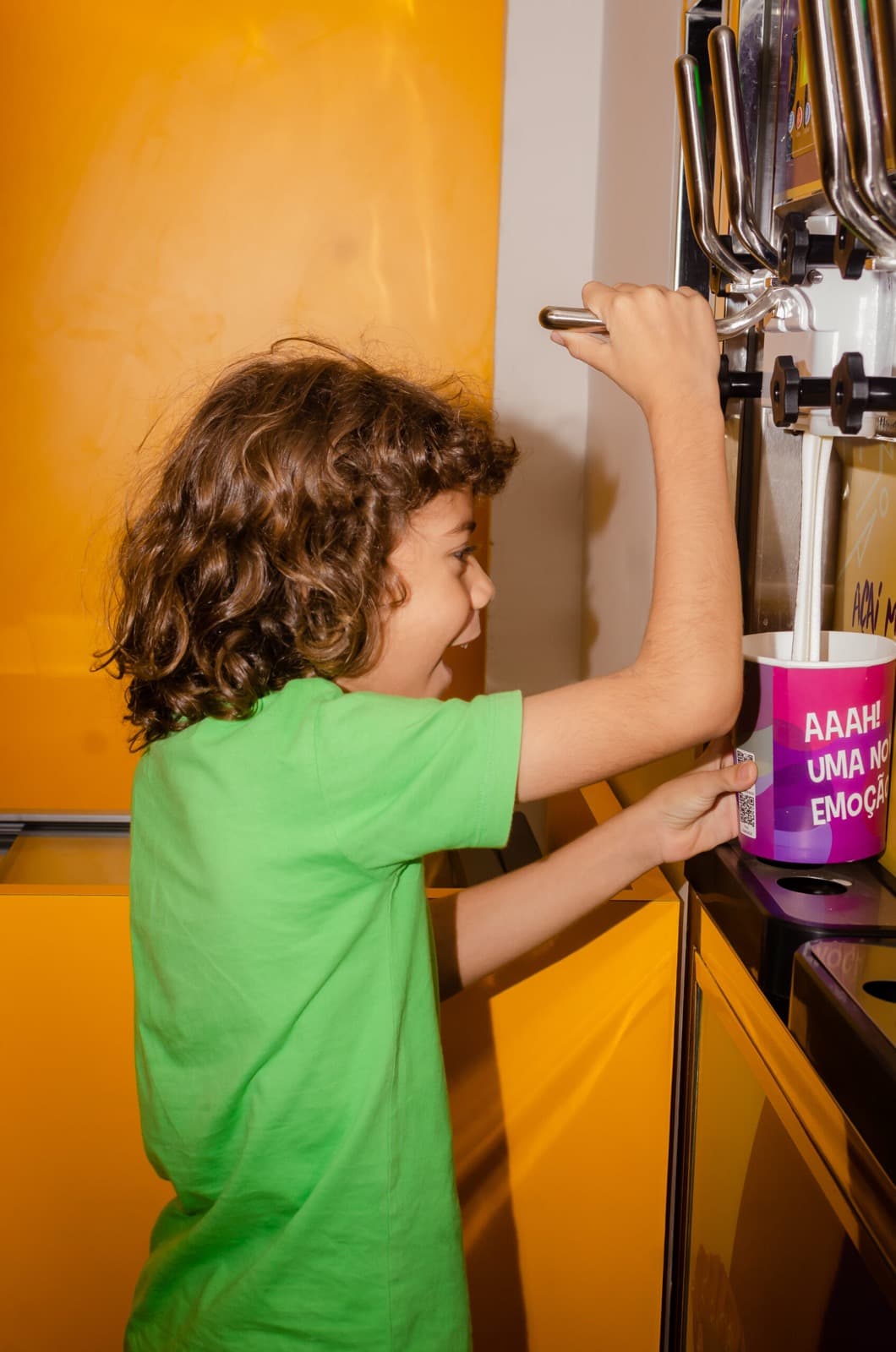 Cliente servindo Açaí Soft na máquina exclusiva da Trevo