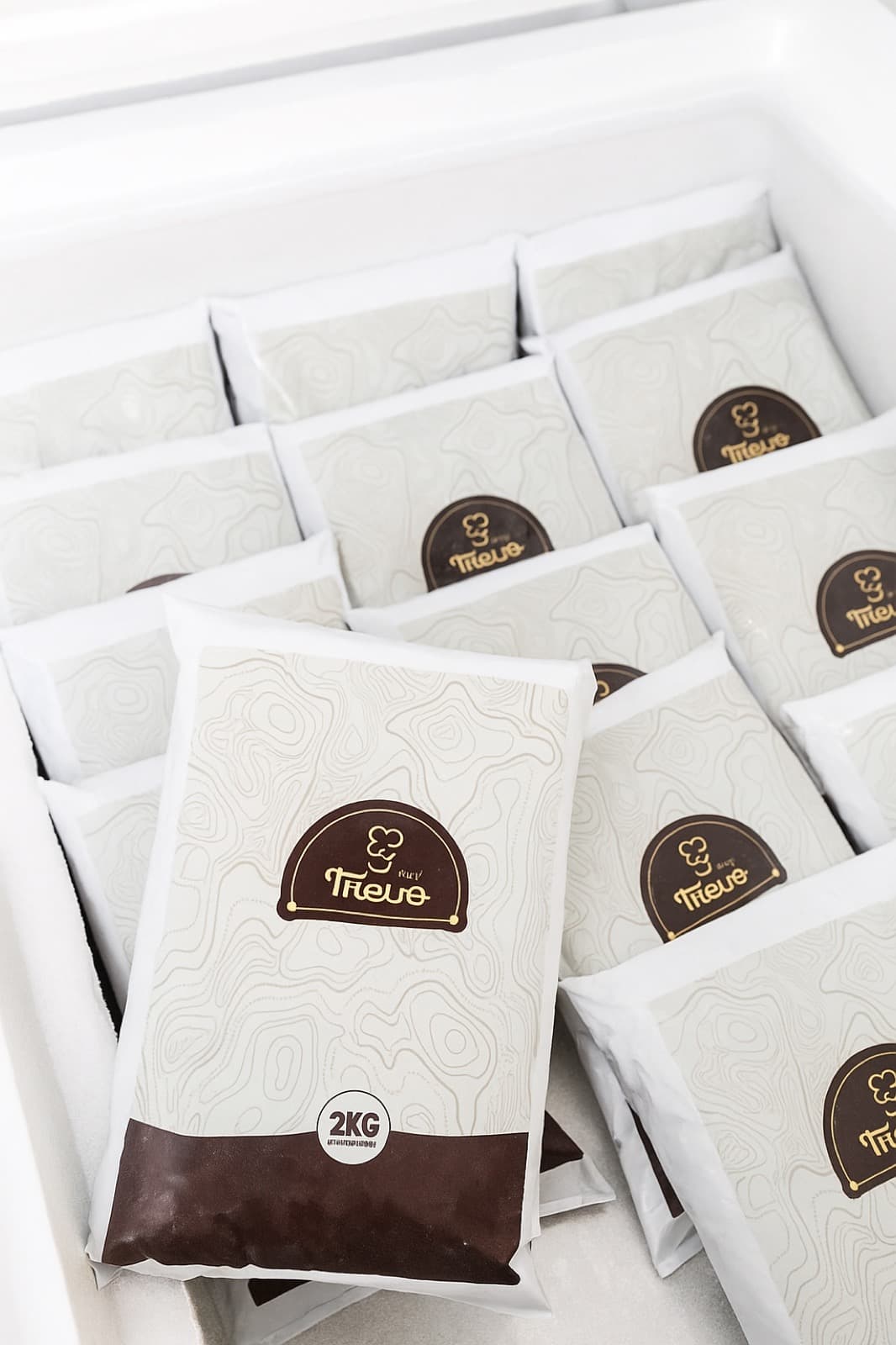 Embalagens de 2kg do açaí Trevo no freezer da loja